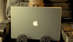 Chiếc MacBook kích thước lớn của Apple (ảnh: YouTube)