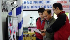 Khách tham quan nghe giới thiệu về thiết bị camera giám sát tại một triển lãm về thiết bị công nghệ