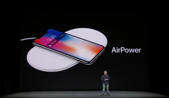Ông Tim Cook giới thiệu sạc không dây AirPower tại sự kiện ra mắt iPhone X (ảnh: Business Insider)