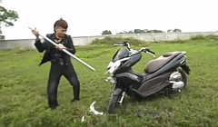 Ngô Bá Khá (Khá Bảnh) nổi tiếng trên mạng xã hội từ những video nội dung lệch lạc (ảnh cắt từ clip YouTube)