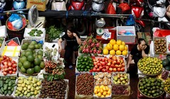 Các tiểu thương ở chợ truyền thống (ảnh: Reuters)