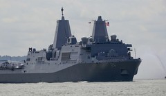 Tàu vận tải đổ bộ USS Arlington tham dự Tuần lễ Hạm đội tổ chức vào ngày 23/5/2018 (ảnh: AP) 