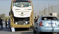 Chiếc xe buýt chở du khách và 1 chiếc xe tư nhân chịu ảnh hưởng từ vụ nổ (Nguồn: AFP)