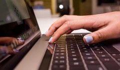 Apple tiếp tục thiết kế lại bàn phím cánh bướm (ảnh CNET)