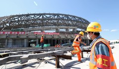 Công nhân xây dựng một sân trượt băng tốc độ cho Thế vận hội mùa đông 2022 ở Bắc Kinh. Trung Quốc đã tăng cường xây dựng cơ sở hạ tầng trong năm nay theo một chương trình kích thích kinh tế (ảnh Reuters)