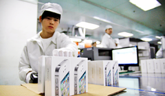 Công nhân ở nhà máy Foxconn (ảnh ElephantRoom)