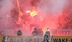 Pháo sáng của CĐV Nam Định ném khắp sân (ảnh: báo Lao Động)