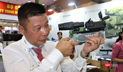 Hệ thống kính ngắm hiện đại Aimpoint do Thụy Điển sản xuất. Xạ thủ ngắm không cần nheo mắt