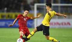 tiền vệ Đỗ Hùng Dũng ngăn chặn một đợt tấn công của Malaysia (ảnh Malay Mail)