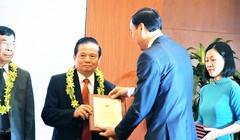 ông Lê Doãn Hợp, nguyên Bộ trưởng Bộ Thông tin & Truyền thông, Chủ tịch Danh dự Hội Truyền thông Số Việt Nam nhận bằng khen (ảnh: Nguyễn Khang)