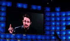 Edward Snowden phát biểu qua một video được phát trên màn hình tại Hội thảo thượng đỉnh về Web, tổ chức tại Lisbon, Bồ Đào Nha