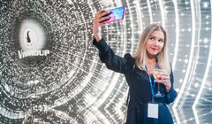 Thiếu nữ Nga thích thú selfie bằng điện thoại Vsmart