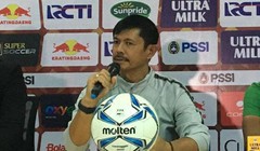 HLV Indra Sjafri trả lời họp báo (ảnh Dân Trí)