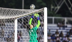 Bùi Tiến Dũng bắt bóng không dính trong trận gặp U22 Indonesia (ảnh PLO)