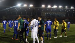 ông Nishino tới an ủi các cầu thủ U22 Thái Lan sau trận đấu với U22 Việt Nam (ảnh: Siam Sport)