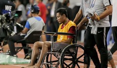 Evan Dimas bị chấn thương và sau trận đấu phải ngồi xe lăn (ảnh: bongdaplus)