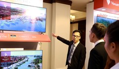 Đại diện VinSmart giới thiệu tivi cho khách thăm quan