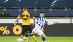 Văn Hậu truy cản tiền đạo Roda JC (ảnh: SC Heerenveen)