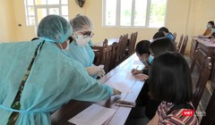 Lao động Việt Nam về từ vùng dịch được khám thân nhiệt và tiến hành cách ly