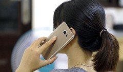 Thuê bao tại 5 tỉnh, thành khi nhấc máy gọi điện thoại sẽ được nghe âm thanh khuyến cáo người dân nên ở nhà (ảnh: Thanh Niên)