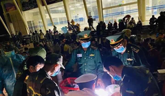 3000 bộ đồ bảo hộ y tế đã được chuyển đến cho các cán bộ y tế, công an cửa khẩu và bộ đội biên phòng tại Hà Tĩnh, Nghệ An