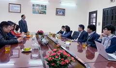 Ông Phạm Viết Thu - Chủ tịch Hội người mù Việt Nam chia sẻ với các chuyên gia CNTT trong buổi gặp gỡ