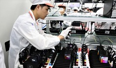 Công nhân kiểm định chất lượng tại nhà máy sản xuất điện thoại Vsmart