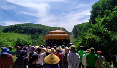 Gia đình và người dân đưa thi thể bé Đ từ hiện trường về tổ chức mai táng (ảnh cắt từ clip)