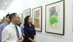 Thứ trưởng Bộ Văn hóa, Thể thao và Du lịch Trịnh Thị Thủy tham dự triển lãm