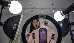 Theo Bộ Thương mại Trung Quốc, thị trường bán lẻ trực tuyến là một trong số ít lĩnh vực không bị ảnh hưởng bởi đại dịch Covid-19 (ảnh" EPA-EFE)