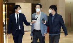 Báo chí Hàn Quốc phỏng vấn Phó Chủ tịch Samsung tại sân bay trước khi sang Việt Nam (Ảnh: Korea Times)