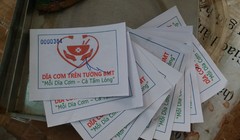 Hàng tháng, hơn chục ngàn tấm phiếu ăn này được trao đến người nhà bệnh nhân tại 14 bệnh viện ở Đăk Lăk (ảnh: NVCC)