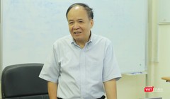 PGS.TS Nguyễn Ái Việt trong một cuộc hội thảo về dịch thuật tổ chức tại Đại học Bách Khoa Hà Nội.