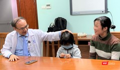  TS. Vũ Chí Dũng cùng với 2 mẹ con cháu HV