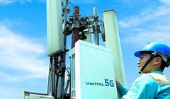 Công nhân lắp đặt một trạm thu phát sóng 5G tại Hà Nội
