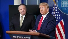 Ngoại trưởng Hoa Kỳ Mike Pompeo theo dõi Tổng thống Hoa Kỳ Donald Trump phát biểu trong cuộc họp báo về COVID-19, ngày 8 tháng 4 năm 2020 ở Washington, DC (ảnh AFP)