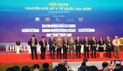 Phó Thủ tướng Vũ Đức Đam và Bộ trưởng Bộ Y tế Nguyễn Thanh Long trao giải thưởng cho các đơn vị xuất sắc trong lĩnh vực y tế