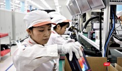 Các công nhân tại nhà máy sản xuất điện thoại thông minh VinSmart