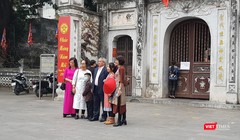 Đền Quán Thánh, một số du khách dừng lại để chụp ảnh