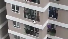 Video bé gái rơi từ tầng 12