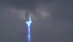 Vật thể lạ dường như xuất hiện giữa luồng ánh sáng xanh (ảnh cắt từ clip)