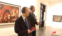 Du khách trải nghiệm ứng dụng iMuseum VFA