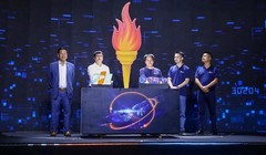 Đại diện FPT và Base.vn bấm nút hoàn tất thương vụ đầu tư.