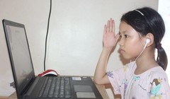 Để tham gia học trực tuyến, học sinh cần được trang bị máy tính hoặc điện thoại có kết nối Internet. Nhưng không phải gia đình nào cũng có khả năng trang bị máy tính cho con em mình