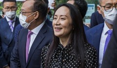 Bà Mạnh Vãn Chu rời tòa án tối cao British Columbia (Ảnh: EPA)