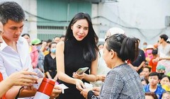 Thủy Tiên là nghệ sĩ kêu gọi được số tiền từ thiện lớn và đã hoạt động rất tích cực trong đợt cứu trợ người dân lũ lụt miền Trung năm 2021