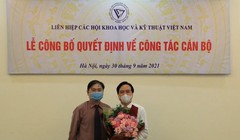 Ông Phùng Xuân Nhạ nhận hoa chúc mừng từ Chủ tịch VUSTA Phan Xuân Dũng (ảnh VUSTA)