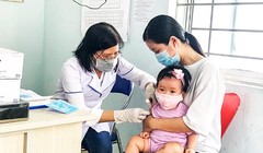 Bộ Y tế chưa có kế hoạch tiêm vaccine cho trẻ nhỏ (ảnh minh hoạ: Tạp chí Tuyên giáo)