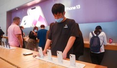 Khách hàng mua iPhone 13 ở một cửa hàng Apple tại Thượng Hải ngày 12/10/2021 (ảnh Barcroft Media)