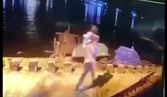 Trần Văn Viên bế con ra sông Trường Giang (Ảnh cắt từ clip lan truyền trên mạng xã hội)